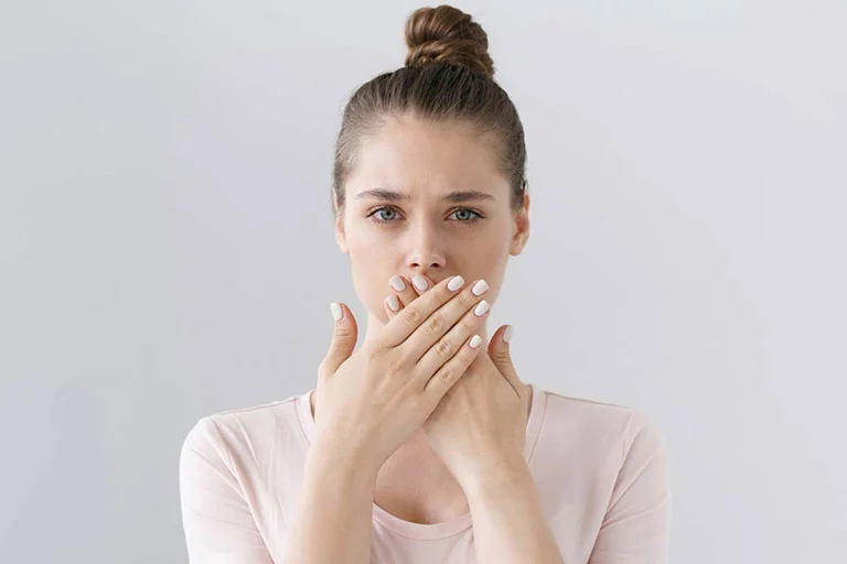 Nguyên nhân hôi miệng sau bọc sứ – Từ kỹ thuật đến vệ sinh răng miệng
